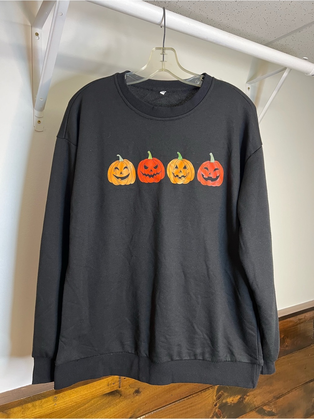 Amazon Black Sweatshirt with Jack-o'-Lantern Pumpkin‎ Row- M